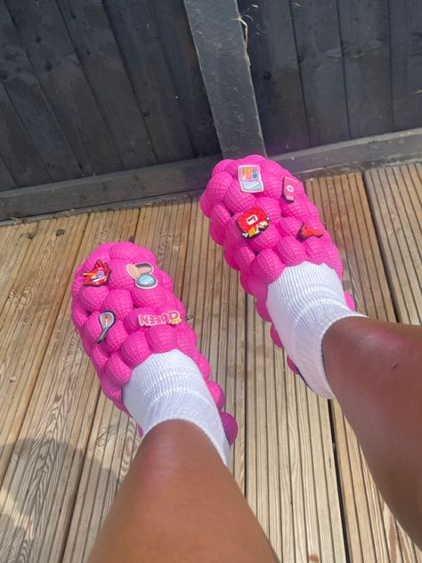 #kotd #bubbleslides #blackgirloutfits #blackgirlaesthetic #blackgirlfashion #fashion Hot Pink Bubble Slides, Pink Bubble Slides Outfit, Costume Crocs, Pink Bubble Slides, Bubble Slides Outfit, Shoe Flicks, Bedazzled Slides, Pink Hoodie Outfit, Black Baby Girl Hairstyles