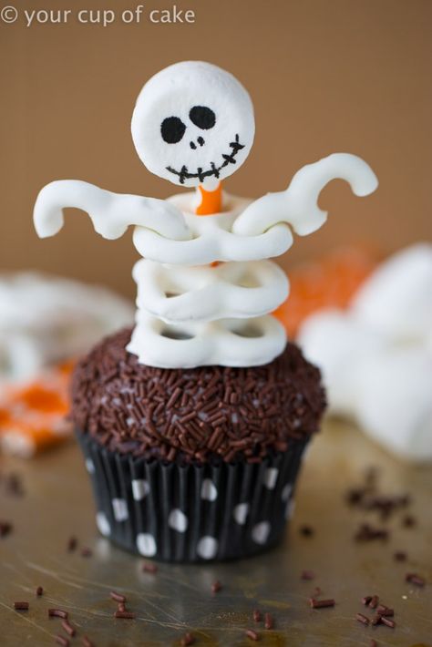 Skeleton Cupcakes - Your Cup of Cake Skeleton Cupcakes, Menu Halloween, Halloween Torte, Pasteles Halloween, Witch Cupcakes, Halloween Treats To Make, Halloween Food Cupcakes, Dessert Halloween, Postres Halloween