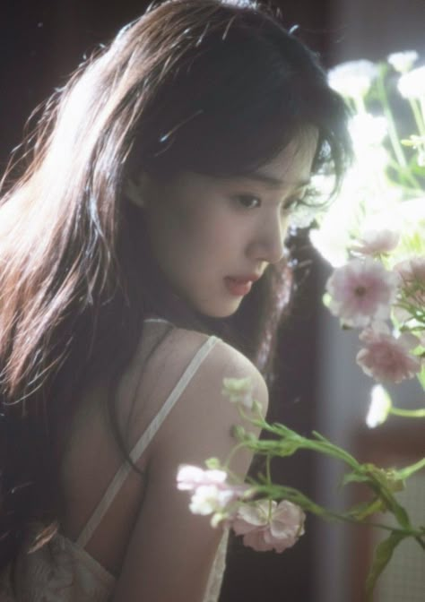 Dreamy Photography, 사진 촬영 포즈, Self Portrait Poses, Photoshoot Themes, Photoshoot Concept, Cinematic Photography, Icon Pfp, Pose Reference Photo, Portrait Poses