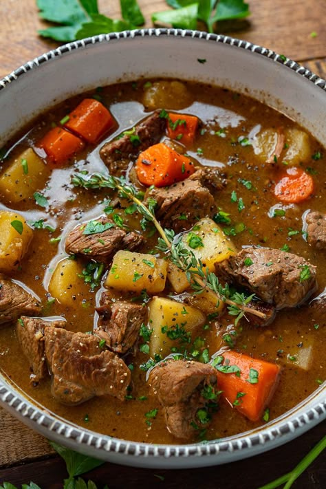 Irish Beef Stew Easy Beef Stew Recipe, Guinness Beef Stew, Irish Beef Stew, Closet Cooking, Irish Beef, Easy Beef Stew, Hearty Beef Stew, Beef Stew Crockpot, Irish Stew