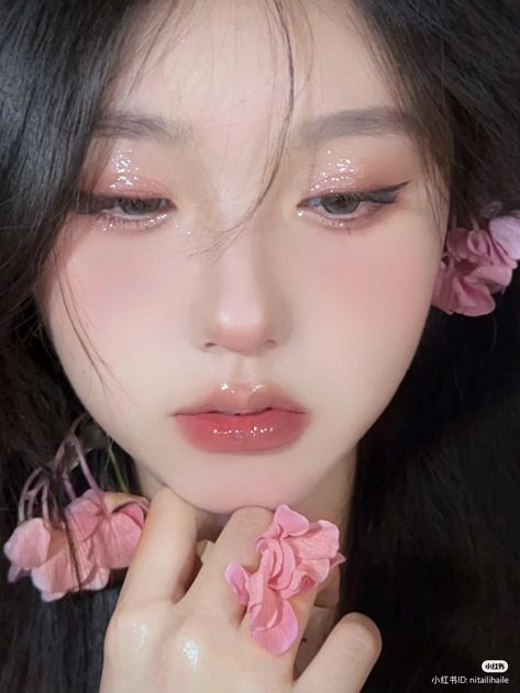 Chinese Look Make Up, Pink Chinese Makeup, Pink And Gold Douyin Makeup, Peachy Pink Makeup Look, Light Pink Douyin Makeup, Light Pink Korean Makeup, Pink Douyin Eye Makeup, Pink Japanese Makeup, Soft Peach Makeup Look