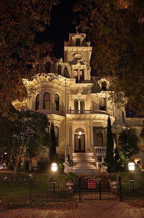 Old Mansion Exterior, Old Victorian Mansions, California Sacramento, Vintage Mansion, Mansion Aesthetic, Victorian Homes Exterior, Gothic Mansion, Old Victorian Homes, Mansion Exterior