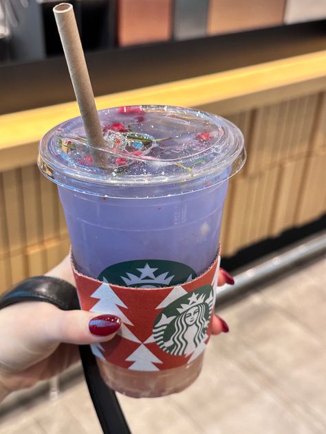 yunjin on weverse “A lot of international fans are curious about this. Aurora Chamomile Relaxer, which is sold only on Starbucks in Korea. It's limited to winter” Huh Yunjin, A Drink, Aurora