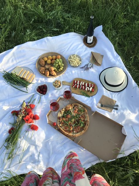 Picnic Flatlay, Picnic Food, Picnic Time, Fruit Platter, Picnic Party, Summer Picnic, Pepperoni Pizza, Cheese Board, Camembert Cheese