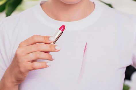 Lipstick stains have always caused problems on fabrics. Only certain tricks and products cab remove smears of lipstick from cloth and linens. Remove Lipstick From Clothes, Removing Lipstick Stains, Remove Makeup Stains, Lipstick Remover, Stain Removal Guide, Diy Cat Stuff, Lip Stains, Stain On Clothes, Lipstick Stain