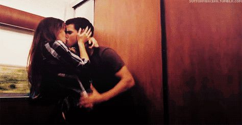 Pin for Later: 85 Types of Kisses Everyone Should Experience at Least Once The Moving Train Kiss Jacob Black Twilight, Romantic Kiss Gif, Movie Kisses, Types Of Kisses, Romantic Kiss, Taylor Lautner, Shy Girls, Movie Couples, Movie Gifs