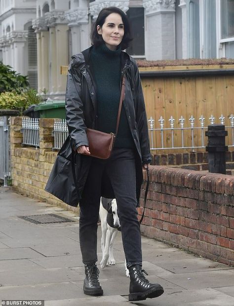 Michelle Dockery enjoys leisurely stroll with her pet dog in London | Daily Mail Online Michelle Dockery Street Style, Michelle Dockery Hair, Michelle Dockery Style, Autumn Street, Aesthetic London, Green Jumper, Gentleman Aesthetic, Michelle Dockery, Famous Fashion