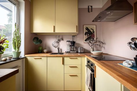 Kitchen Color Yellow, Yellow Kitchen Cabinets, Cozy Studio Apartment, A Studio Apartment, Condo Kitchen, Yellow Kitchen, Tiny Apartment, Kitchen Diner, Apartment Inspiration