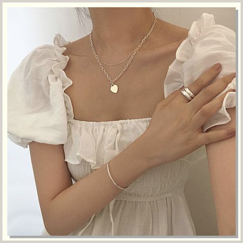 A collection of minimalist jewelry made for everyday wear  find it on Amazon. Wardrobe Tips, Jewelry Minimalist, Outfits Chic, Aesthetic Style, Nice Style, Neutral Outfit, Light Academia, Jessica Alba, Chic Fashion