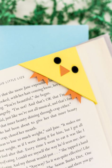 These Easter bookmarks -- a bunny and chick -- can either be cut on a Cricut or Silhouette or cut by hand! Get the free files that make the perfect handmade gift for any Easter basket. Buku Diy, Bookmark Crochet, Handmade Bookmarks Diy, Fun Easter Crafts, Origami Bookmark, Quick And Easy Crafts, Instruções Origami, Easy Easter Crafts, Diy Bookmarks