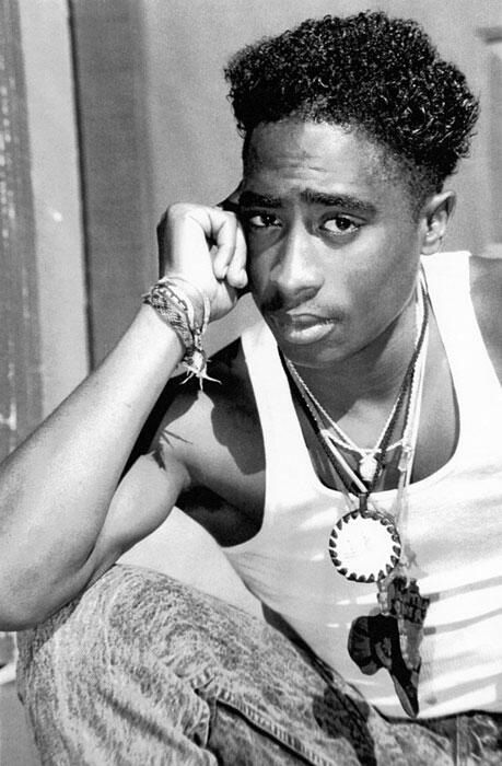 Tupac- gone too soon . . i admire the confidence to wear that hair! Hip Hop Look, Look Hip Hop, Tupac Makaveli, Tupac Pictures, 90s Hip Hop Fashion, Real Hip Hop, 90s Hip Hop, Tupac Shakur, Style Hip Hop