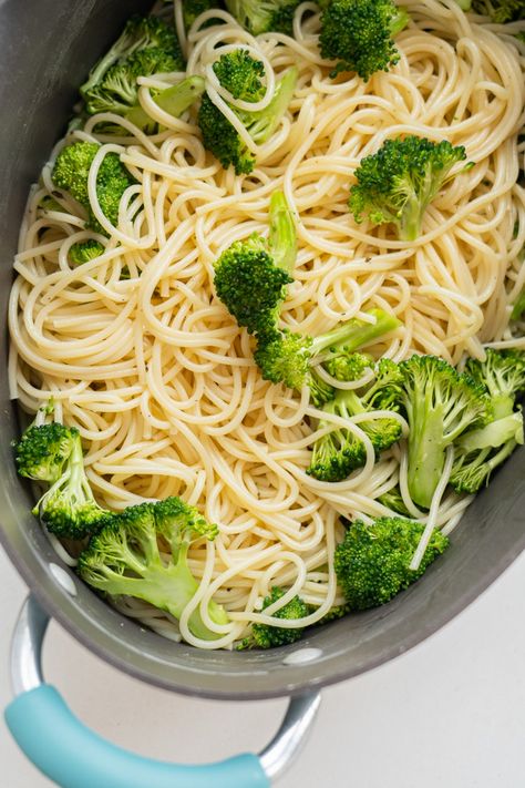 Spaghetti Broccoli Recipes, Italian Broccoli Pasta, Broccoli Spaghetti Pasta, Spaghetti And Broccoli Recipes, Mac And Cheese Oven, Spaghetti And Broccoli, One Pot Broccoli Pasta, Spaghetti Mac And Cheese, Buttered Spaghetti