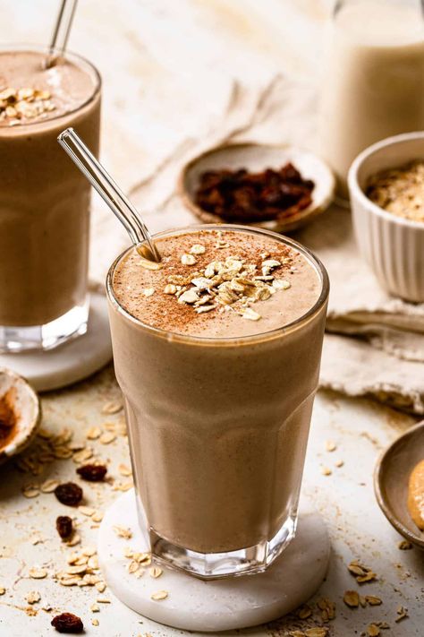 Cookie Smoothie, Vanilla Protein Shake, Homemade Drinks Recipes, Protein Shake Ingredients, Healthy Birthday Cakes, Frozen Fruit Smoothie, Oatmeal Raisin Cookie, Raisin Cookie, Delicious Smoothie Recipes