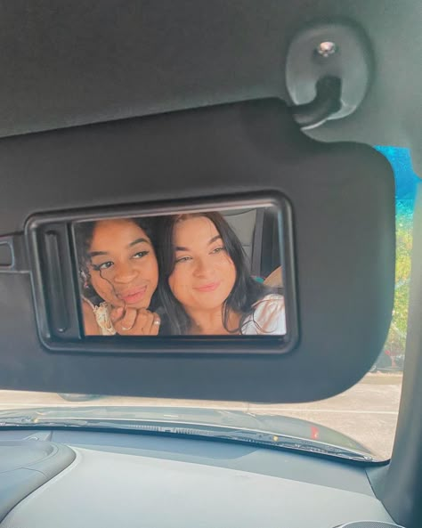 Black girl and white girl use car mirror to take picture together of their faces. Car Photos With Friends, Best Friend Car Pictures, Rear View Mirror Picture, Car Photoshoot With Friends, Car Pics With Friends, Cute Car Pictures, Ways To Take Pictures, Driving Pics, Besties Pictures