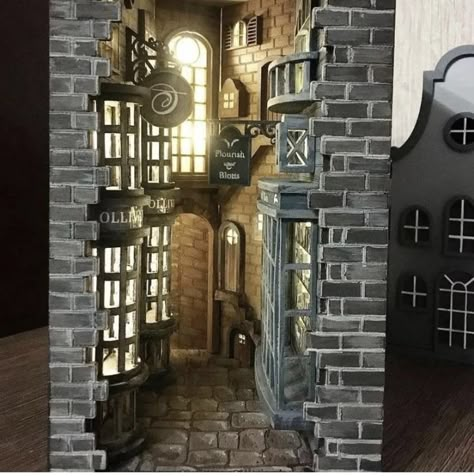 Harry Potter Christmas Theme, Diagon Alley Book Nook, Harry Potter Craft Ideas, Nook Decor Ideas, Miniature Harry Potter, Book Nook Decor, Harry Potter Library, Miniature Store, Harry Potter Craft