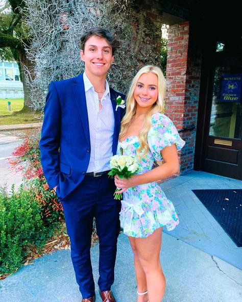 Southern Formal Dress, Hoco Dresses Aesthetic Short, Preppy Hoco Dress, Preppy Homecoming Dresses, Preppy Hoco, Preppy Homecoming, Hoco Flowers, Hoco Poses, Pretty Homecoming Dresses