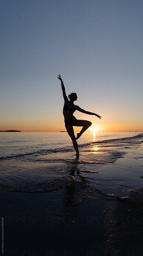 Dance Sunset Photography, Dancer Silhouette Photography, Dancer Beach Photography, Sunset Silhouette Photography, Dance Photoshoot Ideas Outdoors, Dance Silhouette Photography, Dance Photo Poses, Cool Dance Poses, Beach Dance Photography