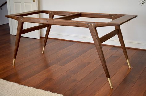 Dinning Table Diy, High End Residential, Wood Table Design, Dining Room Table Decor, Rustic Dining Room, Furniture Table, Home Decor Crate, Walnut Dining Table, Bench Designs