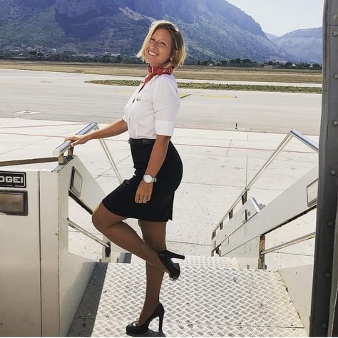 Cool Tights, Cargo Pants Baggy, Stewardess Uniform, Airline Uniforms, Flight Attendant Fashion, Mile High Club, Flight Attendant Life, Female Pilot, Flight Crew