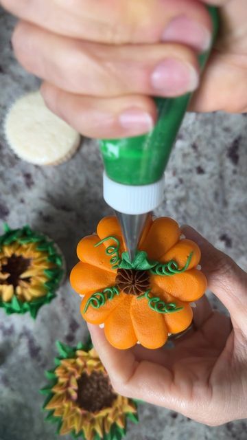 The Bunned Baker - Keri on Instagram: "Here’s how I make my pumpkin cupcakes 🎃🧁 @wiltoncakes tips: 2A, 32, 2 and 352 @americolor gels: orange, chocolate brown, leaf green, cork Drop a comment if you have any questions! . . . . . #pumpkincupcakes #cupcakediy #cupcakedecorating #cupcakereels #cupcakegrid #fallcupcakes #diy #howto #reels" Fall Gender Reveal Cupcakes, Pumpkin Design Cupcakes, Pretty Fall Cupcakes, Easy Fall Cupcakes Decoration, Frosting Pumpkins, Pumpkin Cupcakes Decoration, Pumpkin Decorated Cupcakes, Fall Floral Cupcakes, Chocolate Cupcake Ideas