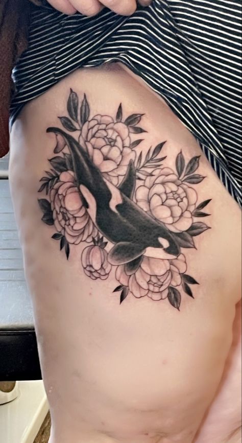 Orca And Flower Tattoo, Dolphin Floral Tattoo, Dolphin Flower Tattoo, Orca Tattoo Thigh, Floral Orca Tattoo, Orca Tattoo With Flowers, Orca Tattoo Design, Animal Thigh Tattoo, Tattoo Dream