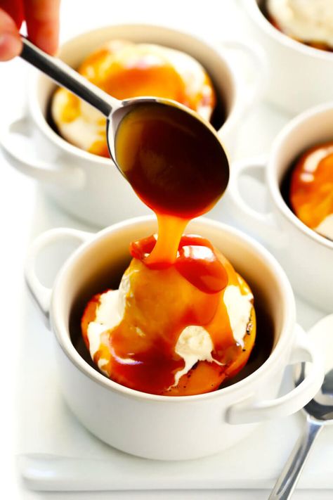 This 10-Minute Bourbon Caramel Sauce recipe is easy to make and crazy delicious. Drizzle it on everything from ice cream to fruit, brownies, cheesecake, pies, coffee drinks, and more! | gimmesomeoven.com #caramel #sauce #dessert #topping #glutenfree #summer Caramel Bourbon, Bourbon Caramel Sauce, Easy Summer Dessert Recipes, Bourbon Caramel, Caramel Sauce Recipe, Bourbon Caramels, Biscuits Graham, Caramel Recipes Sauce, Homemade Caramel Sauce