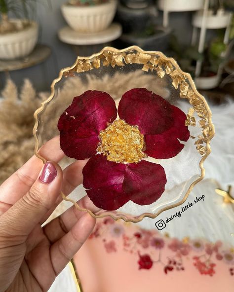 Real preserved rose resin coaster for sale🌹 DM to enquire for prices or order 💌 #resincoaster #rosepetals #preservedrose #driedflowers #driedrosepetals #rosepetalcoasters #preservedflowerarrangement #preservedflowersinresin #resinflowerpreservation Resin Coaster, Dried Rose Petals, Handmade Coasters, Resin Flowers, How To Preserve Flowers, Resin Diy, Rose Petals, Dried Flowers, Coasters