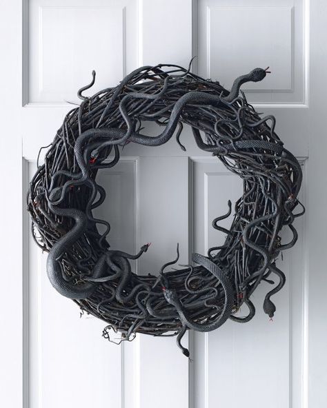 Wriggling Snake Wreath - Halloween decorations - Martha Stewart Diy Halloween Dekoration, Easy Diy Halloween Decorations, Diy Halloween Wreath, Diy Halloween Decor, Halloween Prop, Halloween Tattoo, Wreath Halloween, Halloween Pins, Wreath Diy