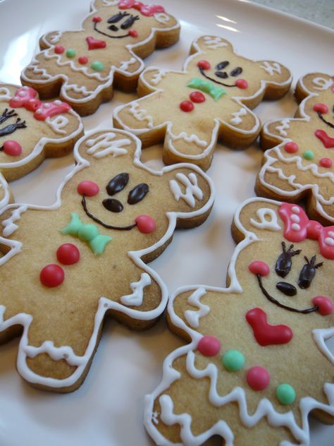 Disney Christmas Cookies, Mickey Mouse Gingerbread, Disney Gingerbread House, Mickey Gingerbread, Disney Gingerbread, Disney Xmas, Gingerbread Party, Disneyland Christmas, Disney Recipes