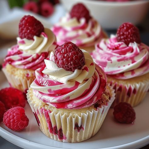 Cheesecake Cupcakes Decoration, Homemade Cupcakes Aesthetic, M&m Dessert, Cute Cupcakes Aesthetic, Savoury Cupcakes, Pomegranate Cupcakes, Raspberry Cheesecake Cupcakes, Aesthetic Cupcakes, Fresh Raspberry Sauce