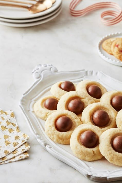 Lindt Recipes, Lindt Chocolate Recipes, Lindt Chocolate Truffles, Unhealthy Recipes, Lindt Truffles, Milk Chocolate Truffles, Joy Cookies, Chocolate Basket, Thumbprint Cookies Recipe