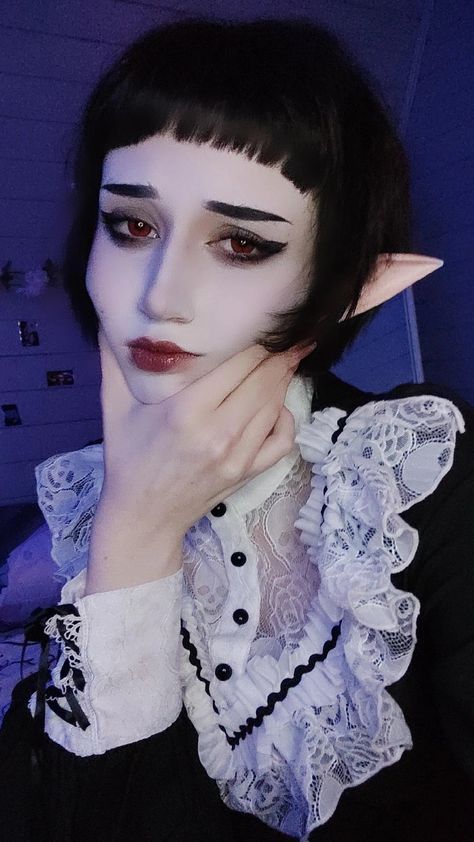 Vampire girl Vampire Cosplay Makeup, Vampire Cosplay Aesthetic, Light Vampire Makeup, Douyin Vampire Makeup, Vampiric Makeup, Victorian Vampire Makeup, Goth Vampire Makeup, Vampire Girl Aesthetic, Gothic Vampire Makeup