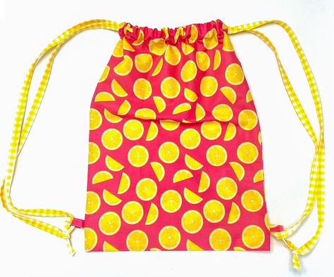 How to make a drawstring backpack with fabric. A simple drawstring backpack pattern perfect for beginner sewing projects. Small Backpack Pattern, Drawstring Backpack Tutorial, Drawstring Backpack Pattern, Backpack Patterns, Christmas Child Shoebox Ideas, Diy Backpack Pattern, Beginner Sewing Projects, Shoebox Ideas, Drawstring Bag Tutorials