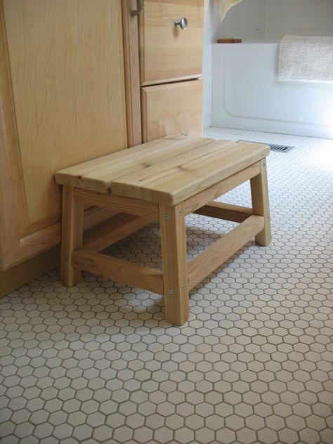 Bathroom Stool Diy, Wooden Stools Diy, Step Stool Diy, Diy Home Improvement Hacks, Bathroom Step Stool, Diy Projects Garage, Stool Woodworking Plans, Wood Step Stool, Sauna Diy