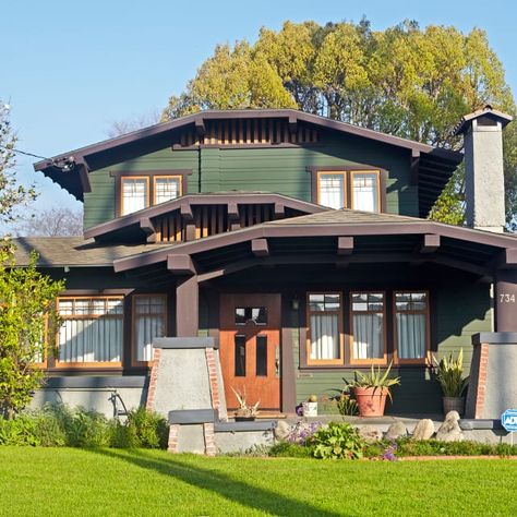 Craftsman Home Exterior, Mission Style Homes, Color Schemes Design, Bungalow Exterior, Bungalow Homes, Craftsman Exterior, Arts And Crafts House, Bungalow Style, Exterior Color Schemes