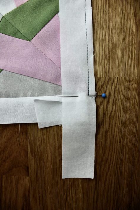 How To Mitre Corners On Quilt Binding, How To Mitre Corners On A Quilt Border, How To Sew A Mitered Corner Tutorials, Mitered Quilt Borders, Mitering Corners On Quilt Borders, How To Mitre Corners On A Quilt, Quilt Border Tutorial, Quilt Trim Ideas, How To Sew Corners On A Quilt