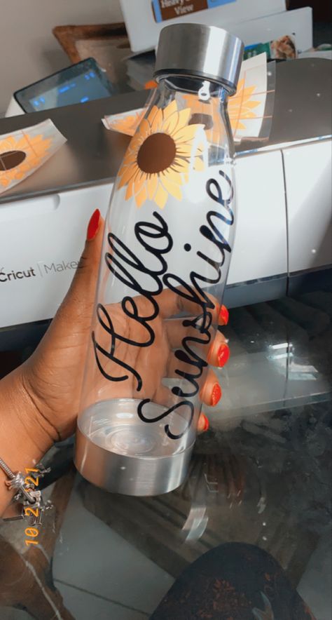 DIY Cricut Sunflower Vinyl Decal Waterbottle Cricket Water Bottle Ideas, Designs For Water Bottles, Water Bottles Designs, Water Bottle Vinyl Ideas Cricut, Walmart Water Bottle Cricut Ideas, Water Bottle Ideas Vinyl, Water Bottle Vinyl, Custom Water Bottles Ideas, Cricut Water Bottle Vinyl Decals