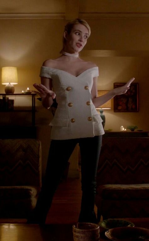 Emma Roberts Chanel Oberlin, Chanel Oberlin Aesthetic, Chanel Oberlin Outfit, Scream Queens Outfits, Queens Aesthetic, Chanel Number 5, Door Core, Scream Queens Fashion, Dreamy Outfits