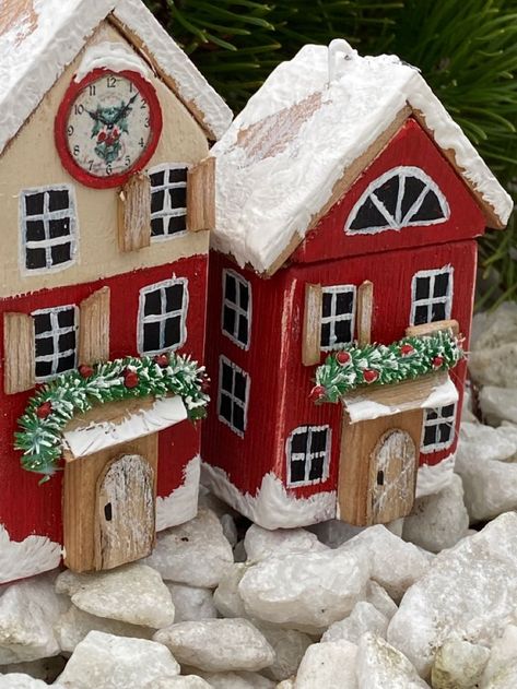 Christmas Houses Village Display, Wooden Christmas Houses, Driftwood Art Diy, Small Wooden House, Diy Christmas Village, Wooden Christmas Crafts, Christmas Houses, Christmas Village Display, Wreath Home Decor