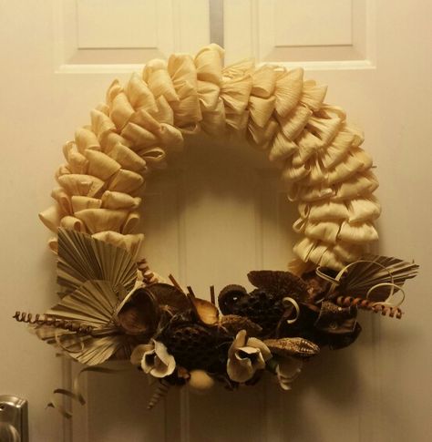 Fall wreath made with corn husks, dried flowers, pods, and leaves from the craft… Corn Leaves Crafts, Corn Leaf Craft, Leaves Crafts, Arti Thali Decoration, Corn Husk Crafts, Leaf Craft, Corn Husks, Hand Art Kids, Corn Husk Dolls