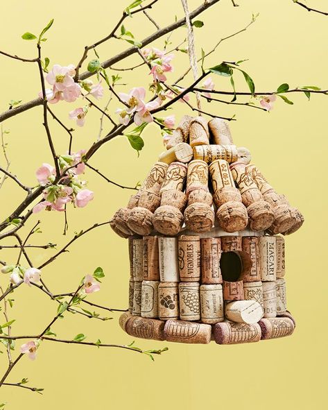 Wine Cork Bird Houses How To Make, Wine Cork Birdhouse How To Make, Things To Make Out Of Wine Corks, Wine Cork Craft Ideas, Cork Bird Houses Diy, Wine Cork Crafts For Kids, Wine Corks Ideas, Wine Cork Animals, Cork Birdhouse