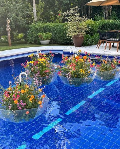 Flowers In Pool, Garden Soiree, Are You Not Entertained, Pool Party Decorations, Flowers Decor, Flower Party, Spring Party, Pretty Birthday Cakes, April 27