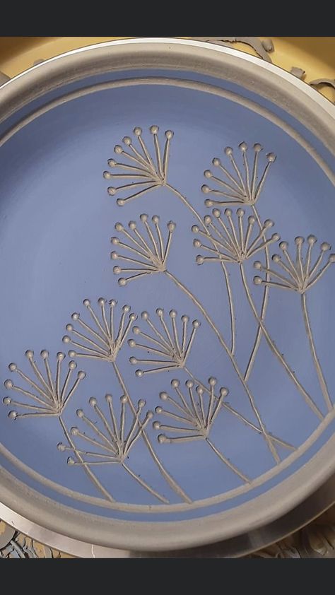 Scraffito Designs Floral, Slip Trailing Pottery Plates, Sgraffito Plate Designs Easy, Pottery Carving Ideas Bowls, Angoba Ceramics Plate, Carved Ceramic Plates, Easy Sgraffito Designs, Sgraffito Designs Flowers, Pottery Etching Ideas