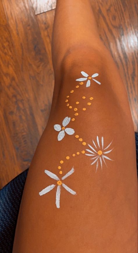 Things To Paint On Ur Leg, Cute Leg Paintings, Painting Leg Ideas, Face Paint On Leg, Face Painting Ideas Aesthetic, Things To Draw Summer Vibes, Sharpie Leg Art, Arm Paint Ideas Easy, Impressive Art Drawings