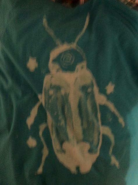 Aesthetic Bleached Shirt, Bleach Bug Shirt, Bleached Design Shirts, Bleach Art Designs, Butterfly Bleach Shirt, Simple Bleach Designs, Easy Bleach Shirt Ideas, Bleach Art Shirts Design, Bleach Shirts Diy