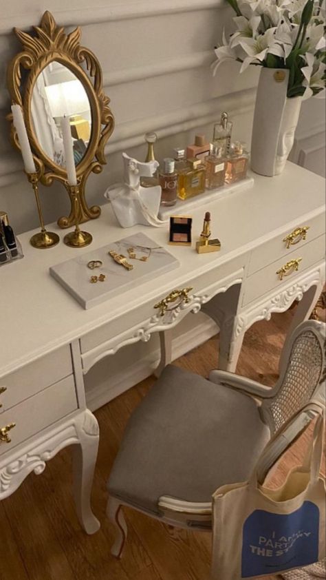 Classy Rooms Aesthetic, White And Gold Vintage Furniture, Room Ideas Aesthetic Old Money, Old Money Room Aesthetic Decor, Monicacore Aesthetic, Vintage Old Money Bedroom, Regency Inspired Bedroom, Old Money Aesthetic Decor, Old Money Room Ideas