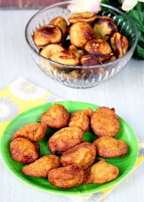 Plantain Balls | Kaklo | Krakro | Ghanaian Spicy Plantain Balls Plantain Balls, Banana Balls, Plantain Fritters, Good Snacks, Potato Tots, Plantain Recipes, Mexican Appetizers, Ripe Plantain, Roasted Butternut Squash Soup