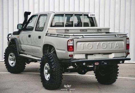 Toyota Hilux 4x4 Modified, Toyota Hilux Offroad, Highlander Toyota, Toyota Trucks 4x4, Toyota Surf, Car Stunt, Toyota Pickup 4x4, Best Pickup Truck, Cars Toyota