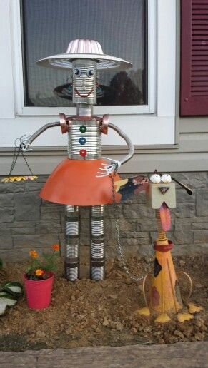 Tin Can Man, Scarecrows For Garden, Tin Can Art, Aluminum Can Crafts, Tin Can Crafts, Outdoor Crafts, Tin Man, Metal Yard Art, Tin Cans