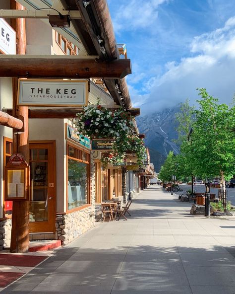 Banff's downtown is a photographer's dream. Around every corner is another picture-perfect moment. 📸 #banff #banffcanada #ExploreAlberta Banff Downtown, Banff Town, Banff Travel, Living In Canada, Banff Aesthetic, Canada Aesthetic, Castle Layout, Banff Canada, States In America